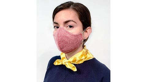 بالصور.. كورونا يفرض على مصممي أزياء مشاهير التحول إلى صناعة الكمامات