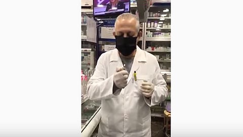 بالفيديو.. صيدلي يكشف الفرق بين الكمامتين الزرقاء والسوداء ويحدد الأفضل