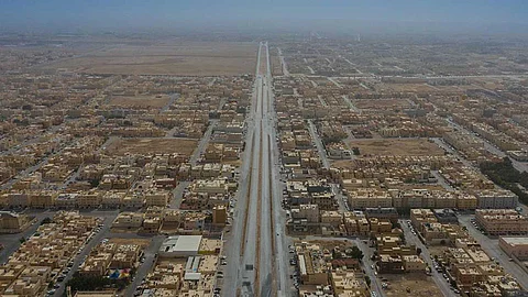 صور جوية.. انتشار أمني لتطبيق أمر منع التجول بطرق العاصمة