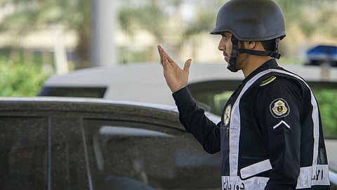 شرطة حائل: الشخص الذي بصق على نافذة مركبة مريض نفسي وليس مصابًا بكورونا