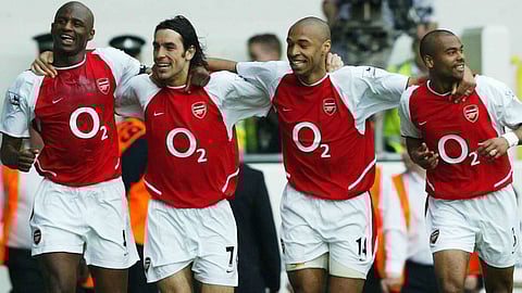 أرسنال يعيد إحياء ذكرى سلسلة «اللاهزيمة» وكأس «البريميرليج» الذهبية