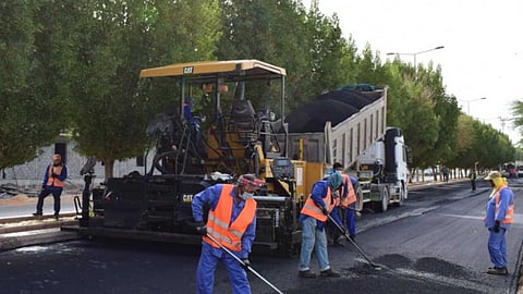 بالصور.. أمانة الرياض تستغل منع التجول في سفلتة الطرق الرئيسية والفرعية