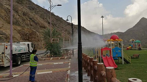 بالصور.. بلدية الدائر تواصل تعقيم وتطهير طرق وشوارع وأحياء المحافظة