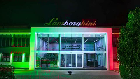 لون العلم الإيطالي يضيء منشآت لامبورجيني تضامنًا مع المأساة الوطنية