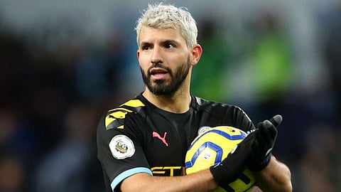 بالفيديو.. أجويرو يحافظ على لياقته البدنية والفنية بمساعدة كلب