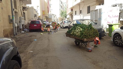 مداهمة باعة متجولين بـ«عتيبية مكة».. ومصادرة أغذية فاسدة