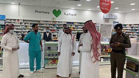 بالصور.. بلدية بحر أبو سكينة تطهر الشوارع وتكثف جهودها ضد كورونا