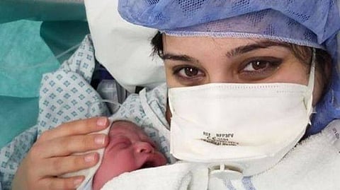 كورونا يحرم طبيبًا بريطانيًا من حضور ولادة ابنه