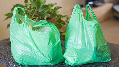 الخضيري يصحح معلومة علاقة أكياس البقالة والقمامة بنقل فيروس كورونا