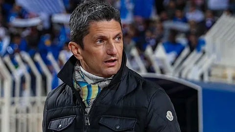 لوشيسكو يتابع تدريبات لاعبي الهلال المنزلية عبر «سكايب»