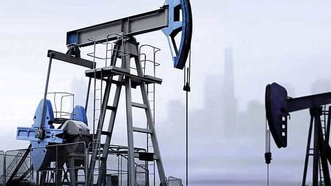 أسعار النفط العالمية تتراجع.. و«برميل برنت» بـ25.33 دولار