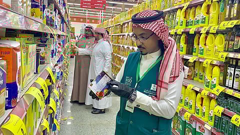 بالصور.. حملات رقابية على أسواق العارضة لمنع التلاعب في الأسعار