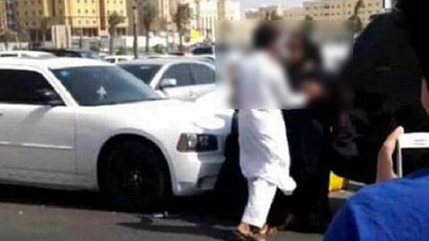 مطالبات بالقبض على شاب تحرش بالقاصرات ومتهم بالعنصرية