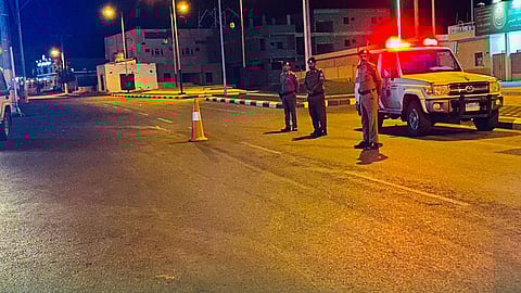 تجاوبًا مع قرار منع التجول.. شوارع محافظة العيص خالية من المارة والسيارات