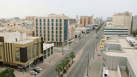 بالصور.. التزام سكان الدمام والقطيف بقرار تقديم وقت منع التجوُّل