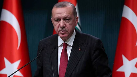 «أردوغان» يواصل تكميم الأفواه.. ويلاحق مذيعًا انتقد تعامله مع كورونا