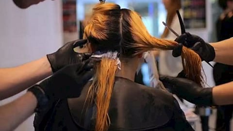 مصفف شعر يحذر من 3 مواد ضارة في صناعة الشامبو