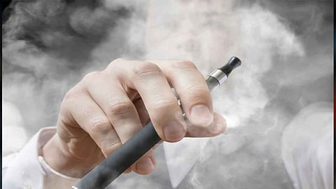 يعوّق الدم والأوكسجين.. التدخين يهدد بموت الخلايا البصرية