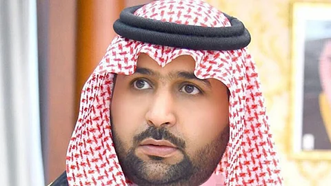 نائب أمير جازان ينقل تعازي القيادة لوالد وذوي الشهيد العريف خالد دهل