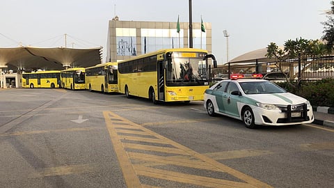 بالفيديو والصور.. وصول مجموعة من المواطنين الراغبين في العودة من الخارج عبر جسر الملك فهد