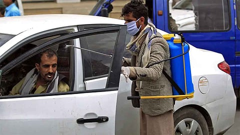 ببيع المستلزمات وترويع الفرق الطبية.. كورونا يفضح وجهًا آخر لإرهاب الحوثي باليمن