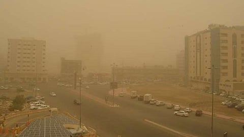 الحصيني: أمطار متفاوتة ورياح مثيرة للغبار على معظم المناطق