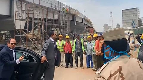 السيسي موبخًا مشرف أحد المشروعات: وزع حالًا كمامات عليهم وميشتغلوش تاني بدونها