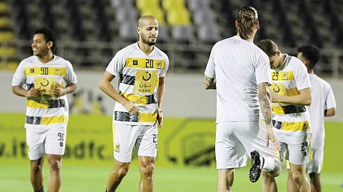 قائد الاتحاد يفضل الرحيل إلى هولندا.. ويرجح إلغاء الدوري السعودي