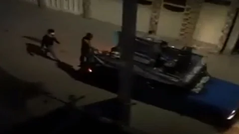 بالفيديو.. قوات الباسيج تجبر الإيرانيين على دفع "فاتورة كورونا"