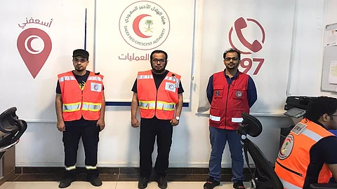 بالصور.. مدير الهلال الأحمر بجازان يدشن أعمال الفرق الإسعافية الميدانية