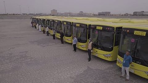 بالصور.. التعليم تدفع بـ 167 حافلة لنقل العائدين من الخارج لدور الضيافة الصحية