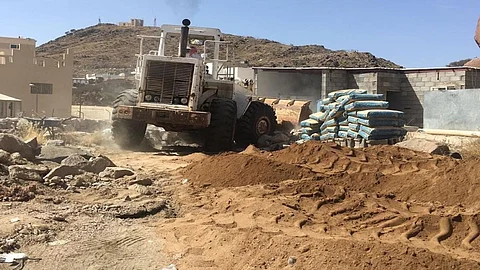 بالصور.. أمانة الطائف تتصدى للمعتدين على الأراضي الحكومية خلال فترة منع التجول