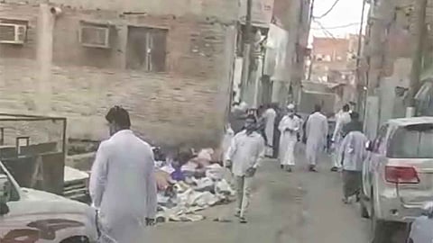 بالفيديو والصور.. الجاليات في النكاسة والمسفلة والمنصور لا تلتزم بـ«منع التجول»