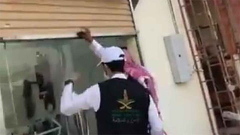 بالفيديو.. بلدية دومة الجندل تداهم صالون حلاقة أثناء عمله خُفْية