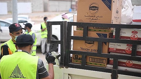 بالصور.. متطوعو الإسكان بالحد الجنوبي يوزعون سلالًا غذائية بـ"الطوال"