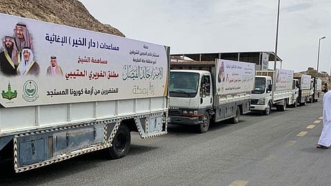 بالصور.. قافلة الخير تنطلق في مكة والجمعيات الخيرية توزع السلال