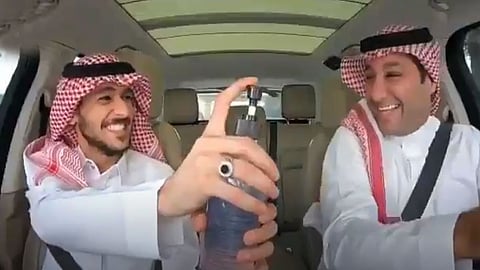 فيديو.. عايض يعلق على منافسته مع عيسى المرزوق بـ«زجاجة مطهر»