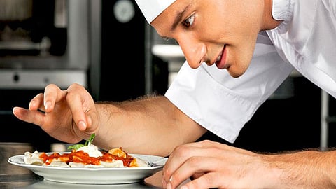 باحثة اجتماعية لـ«عاجل»: نشر الرجال لمقاطع طبخهم كسر لروتين الحجر وفرصة لتوطيد العلاقات الأسرية