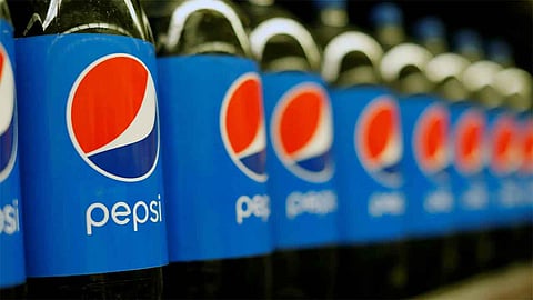 علماء يبتكرون إنزيمًا خاصًا لتحليل البلاستيك في غضون ساعات