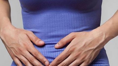 طبيبة أمراض نساء تحذر الحامل من «أعراض طبيعية» تنذر بالإجهاض