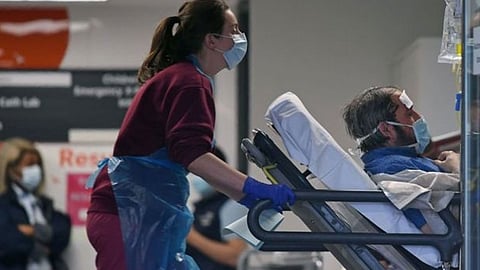 بريطانيا تسجِّل 847 حالة وفاة جديدة جراء الإصابة بكورونا