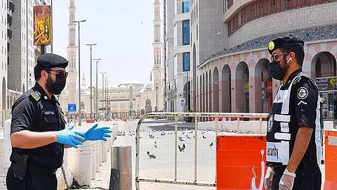 بالصور.. أمن وأمان والتزام بجوار المسجد النبوي