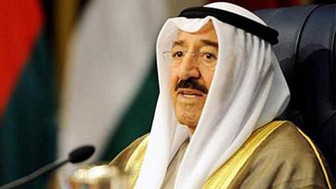 أمير الكويت يحثّ العائدين من الخارج على الالتزام بالتعليمات الصحية بكورونا