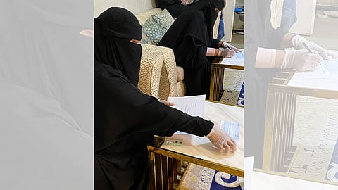 بالصور.. إعانات مالية لأسر السجناء بجازان