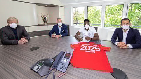 بايرن ميونخ يجدد عقد لاعبه الكندي الصاعد حتى 2025