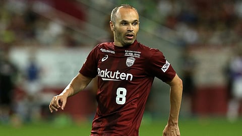 إنييستا يشعر بالإحباط بسبب «الغربة» وعدم لعب كرة القدم