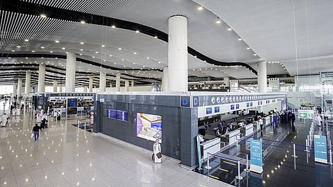 إنهاء إجراءات سفر الإماراتيين العالقين  عبر مطار الملك خالد الدولي