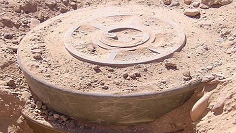 مدني جازان يُبطل مفعول لغمين أرضيين بأحد الأودية جرفتها سيول منقول من الأراضي اليمنية