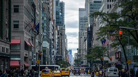 الحرارة تقتل  كورونا.. وترامب يدعو الأمريكيين لـ«الاستمتاع بالشمس»