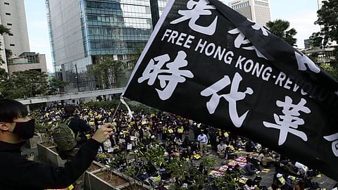 الصين تتعقبه قضائيًّا.. تقرير استخباراتي يدين رجل أعمال في احتجاجات هونج كونج